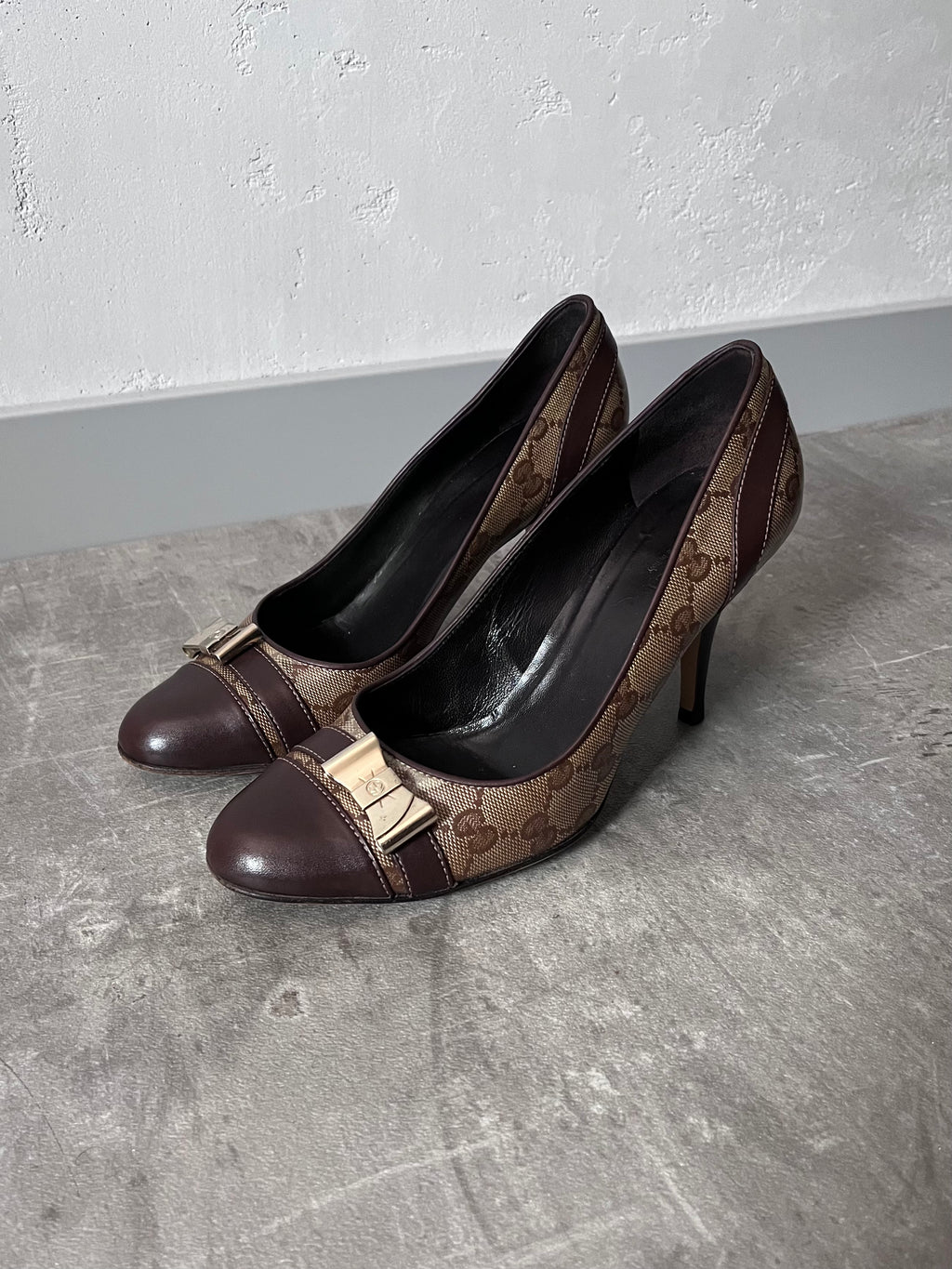 F/W 2004 Gucci by Tom Ford Monogram Leather Bow Heels Brown Beige Women - 38