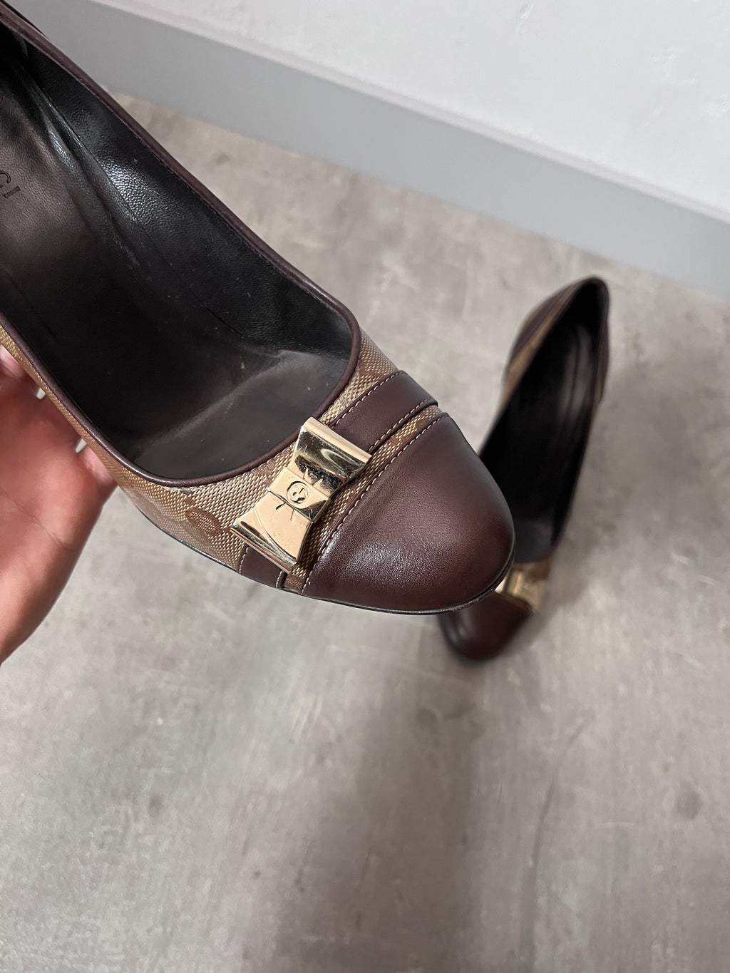 F/W 2004 Gucci by Tom Ford Monogram Leather Bow Heels Brown Beige Women - 38