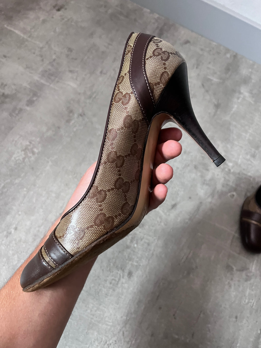 F/W 2004 Gucci by Tom Ford Monogram Leather Bow Heels Brown Beige Women - 38