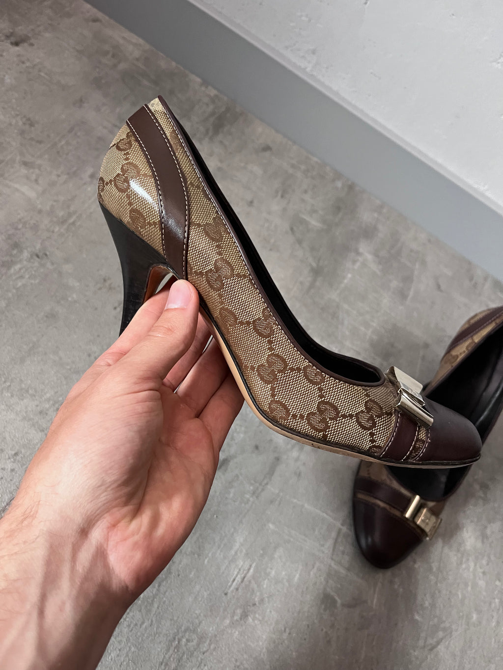 F/W 2004 Gucci by Tom Ford Monogram Leather Bow Heels Brown Beige Women - 38