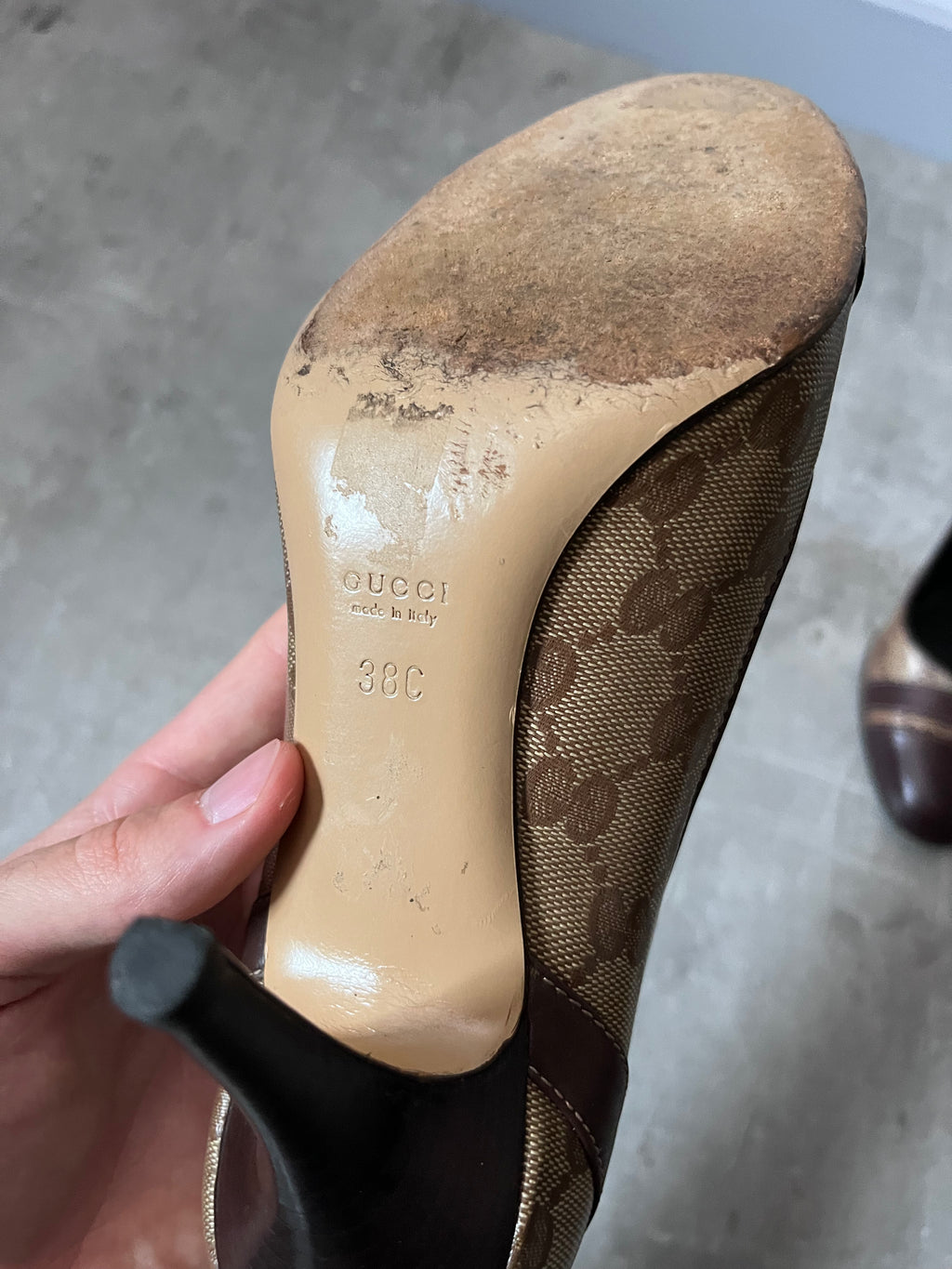F/W 2004 Gucci by Tom Ford Monogram Leather Bow Heels Brown Beige Women - 38