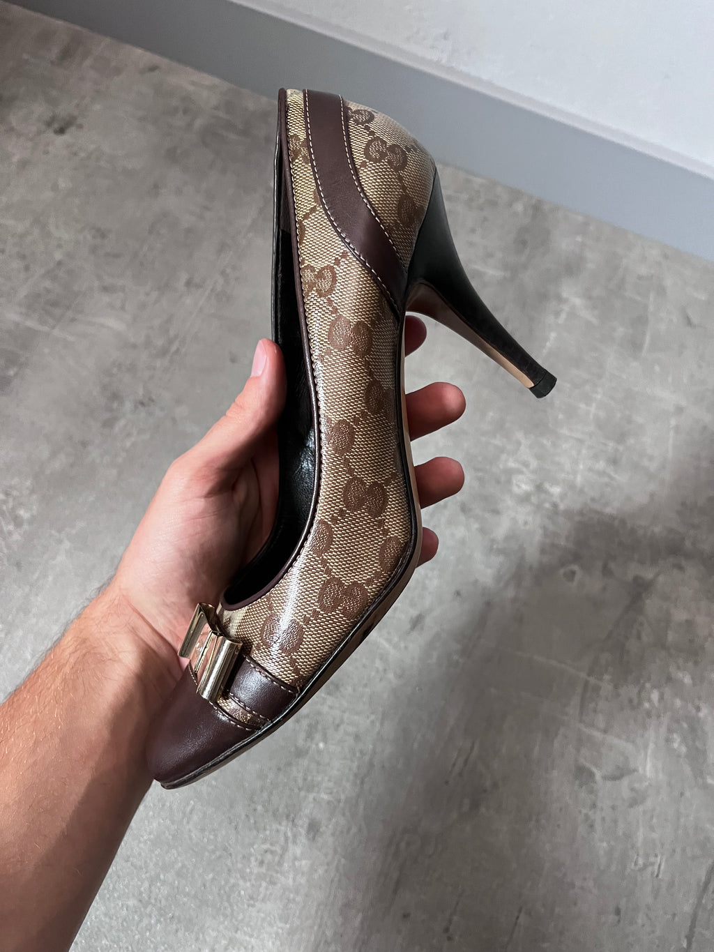 F/W 2004 Gucci by Tom Ford Monogram Leather Bow Heels Brown Beige Women - 38