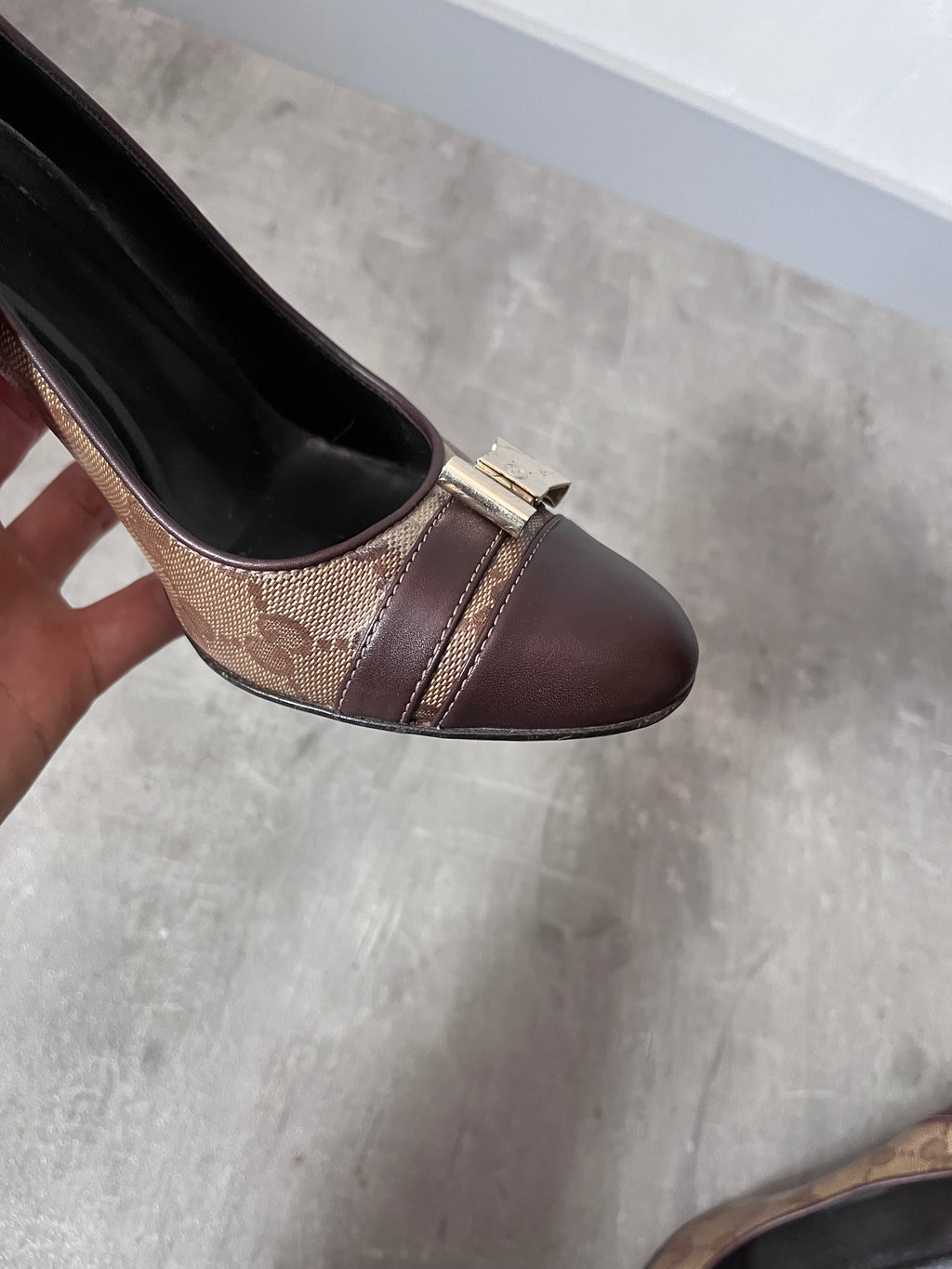 F/W 2004 Gucci by Tom Ford Monogram Leather Bow Heels Brown Beige Women - 38