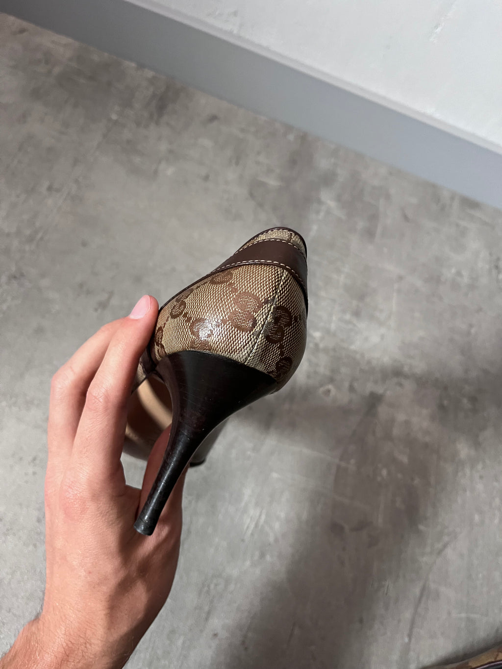 F/W 2004 Gucci by Tom Ford Monogram Leather Bow Heels Brown Beige Women - 38