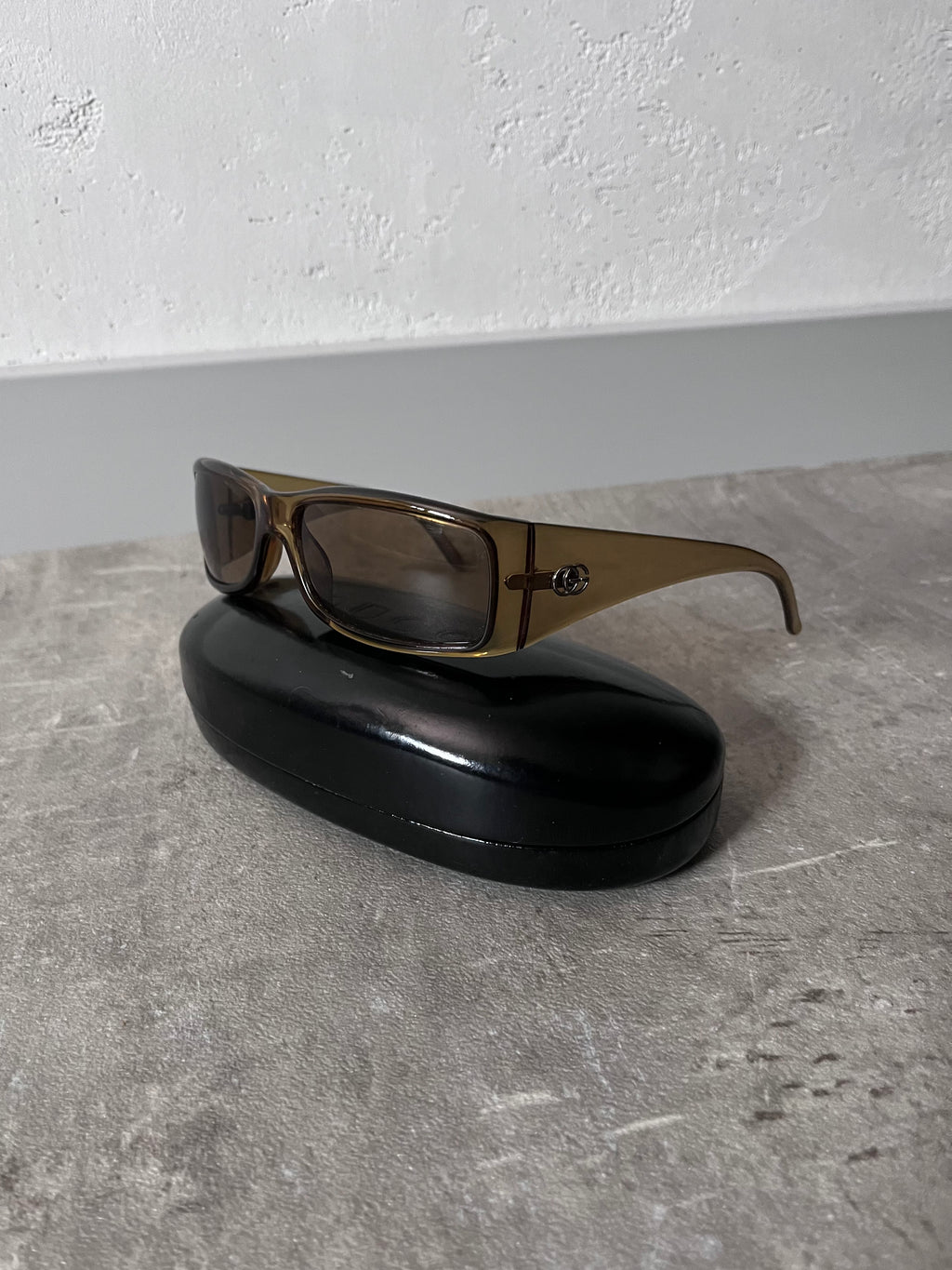 2000s Gucci GG 2493/S Side Logo Sunglasses Green Khaki Unisex