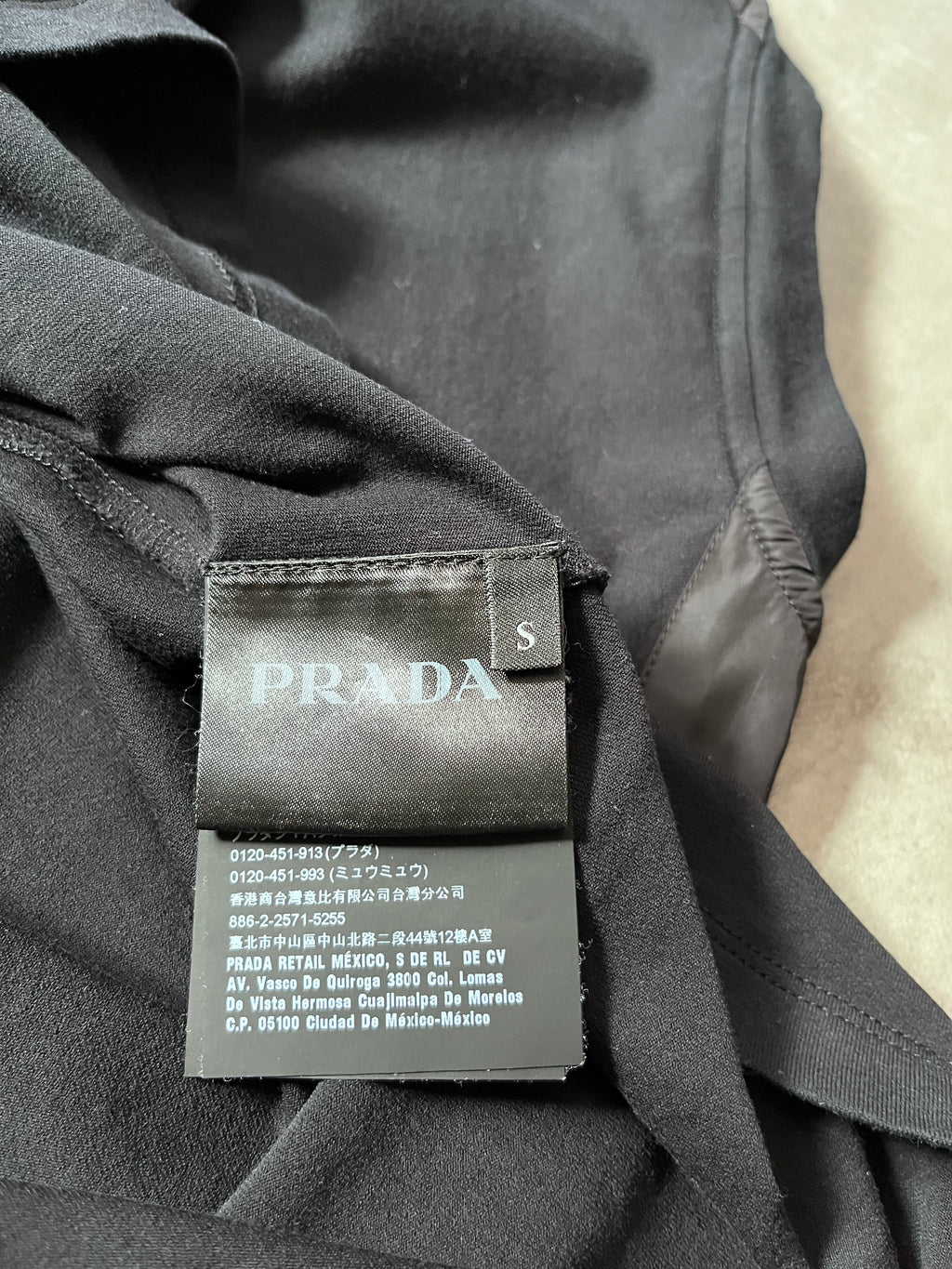 Prada Red Tab Nylon Pocket V-Neck T-shirt Black Men - S